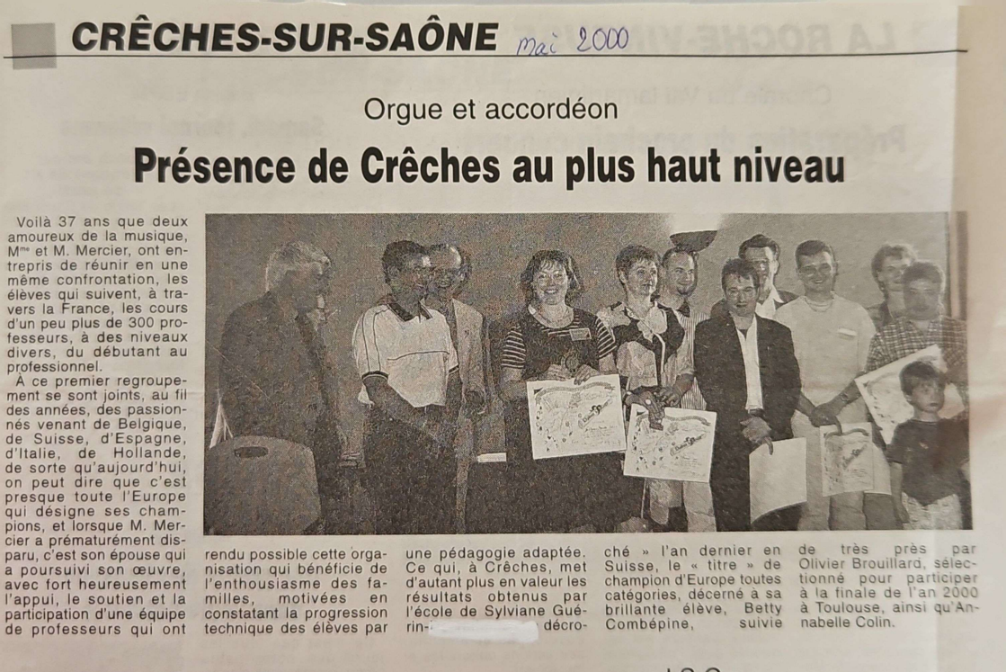 Coupure de journal montrant un groupe de personnes, lauréats, avec un article sur Crèches-sur-Saône.