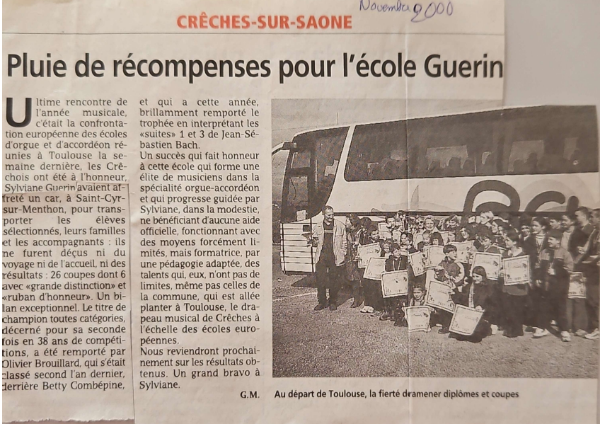 Des enfants avec des sacs à côté d'un bus après avoir reçu des prix à Crèches-sur-Saône.