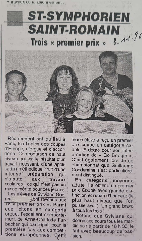 Extrait de journal : Trois personnes posent avec leurs récompenses. Titre : St-Symphorien Saint-Romain.