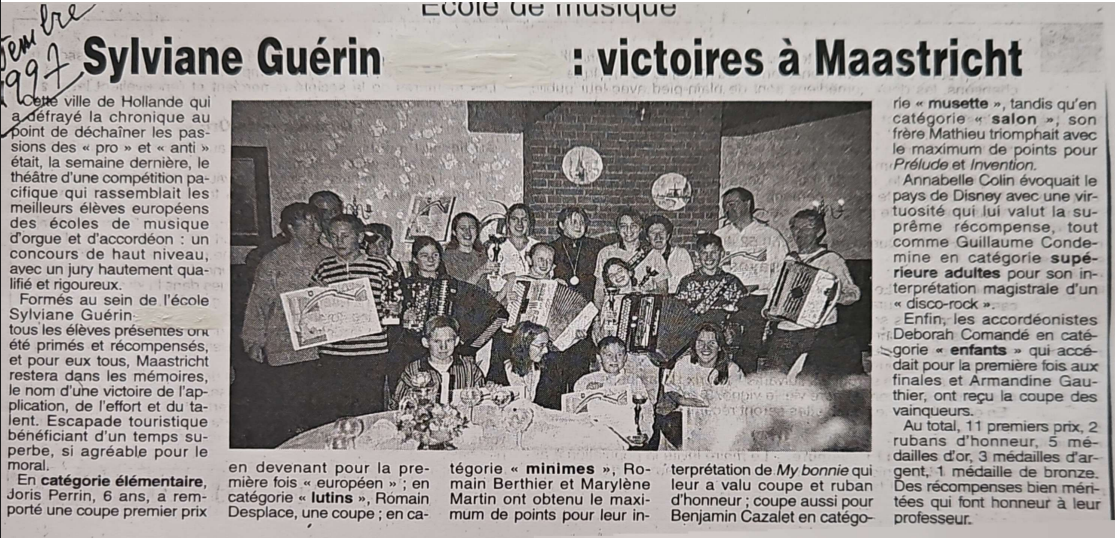 Article de presse : Les victoires de Sylviane Guérin à Maastricht. Un groupe de personnes pose avec les trophées.