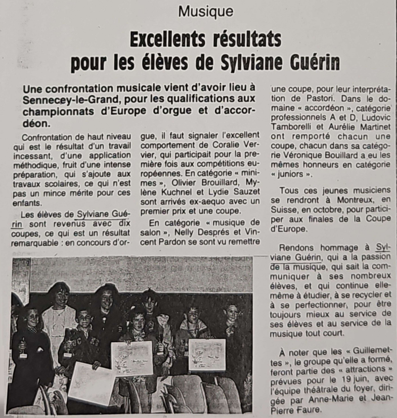 Article sur un concours de musique avec une photo de groupe des élèves primés et de leur professeur.