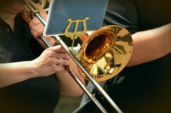 Joueuse de trombone lors d'un concert de l'orchestre Arc-en-ciel près de Saint-Vérand