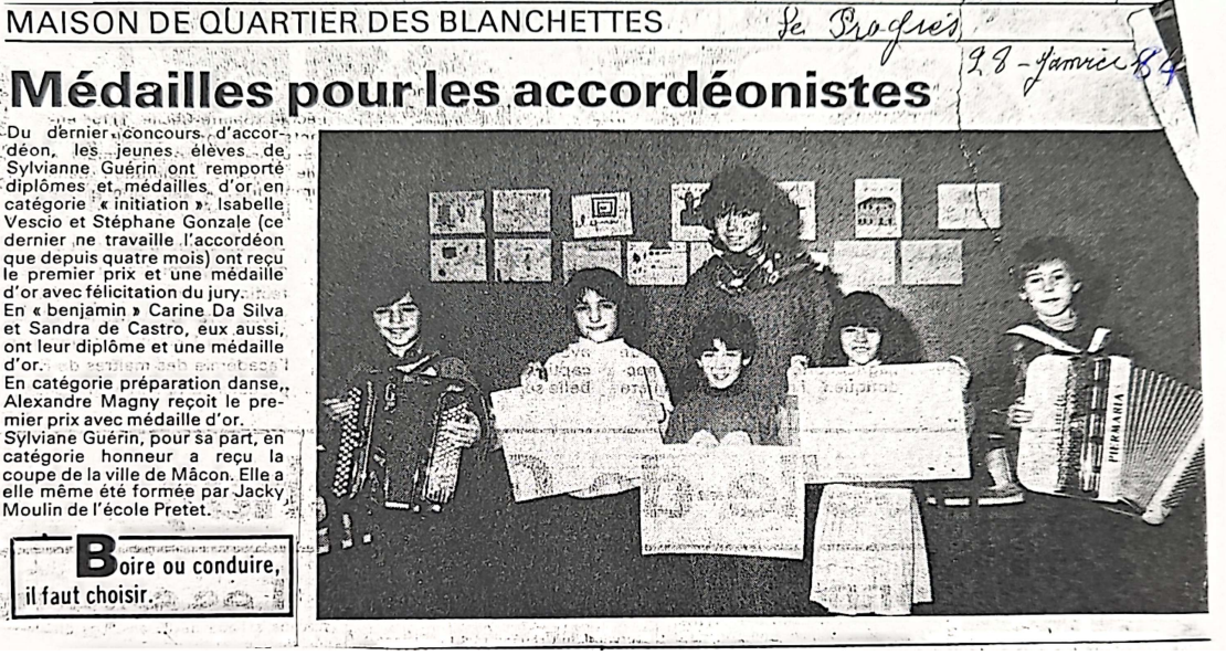 Article intitulé Des médailles pour les accordéonistes et photo d'un groupe d'enfants tenant des médailles.