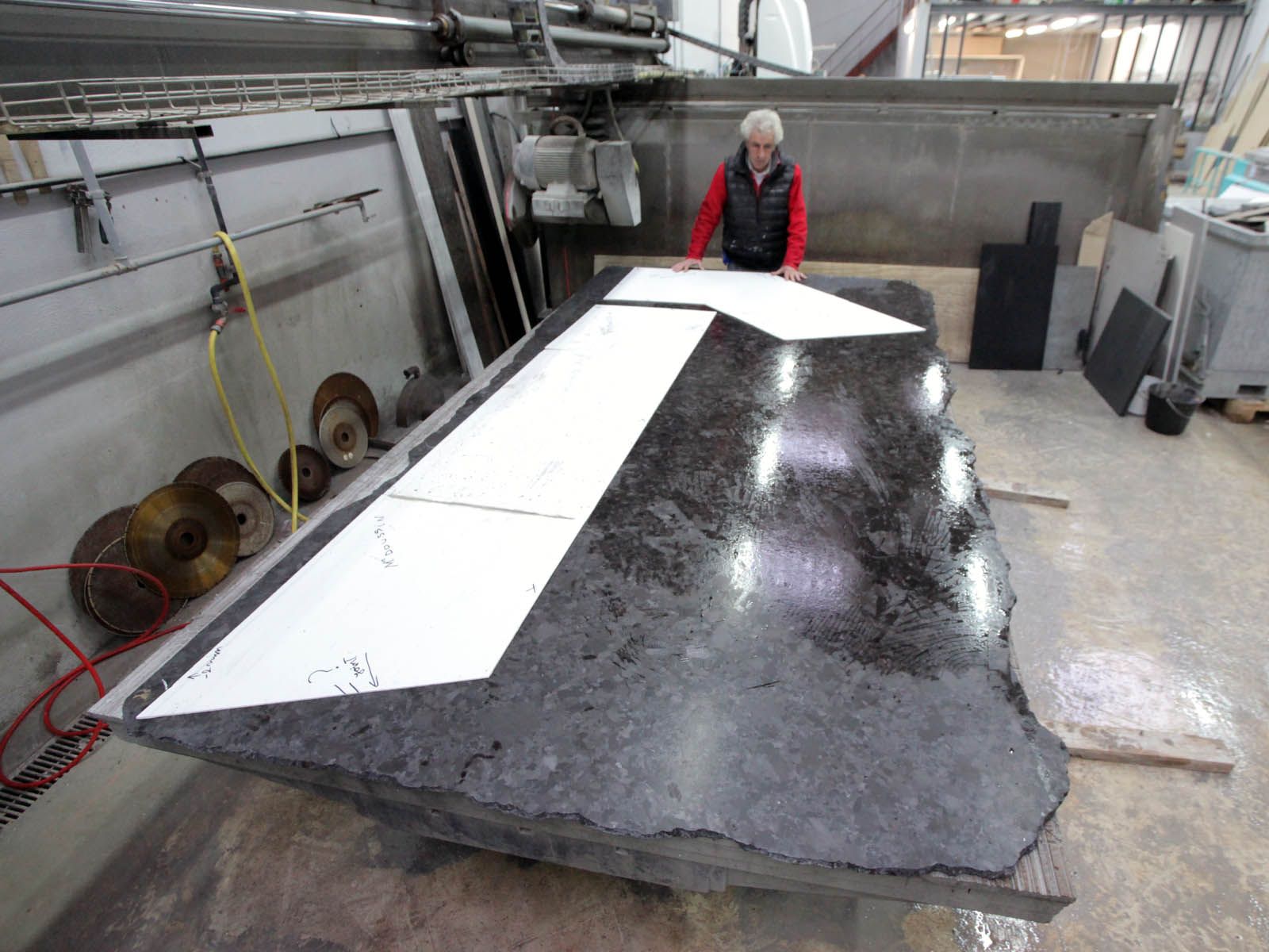 Un grand bloc de marbre noir