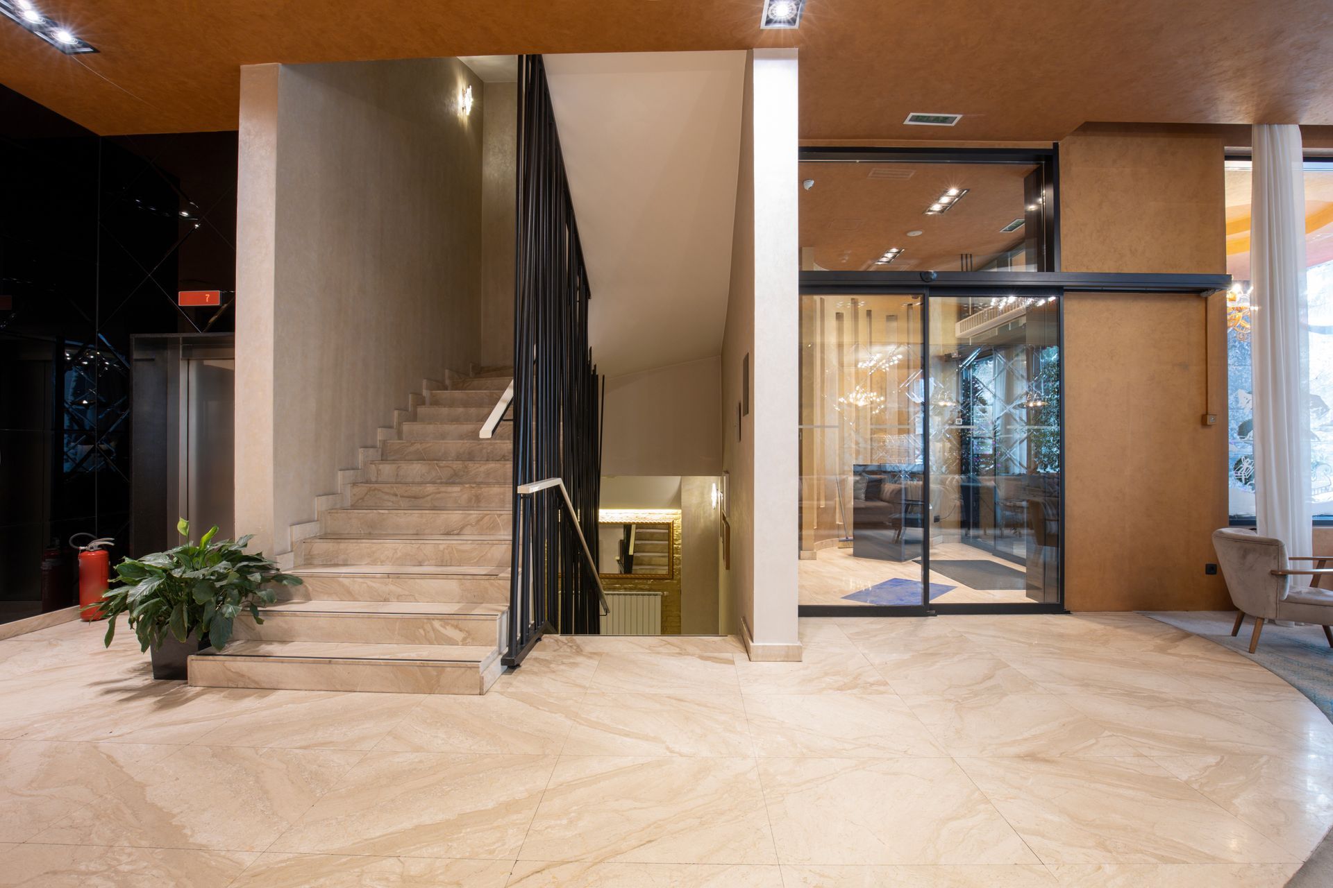 Escalier en marbre dans une entrée