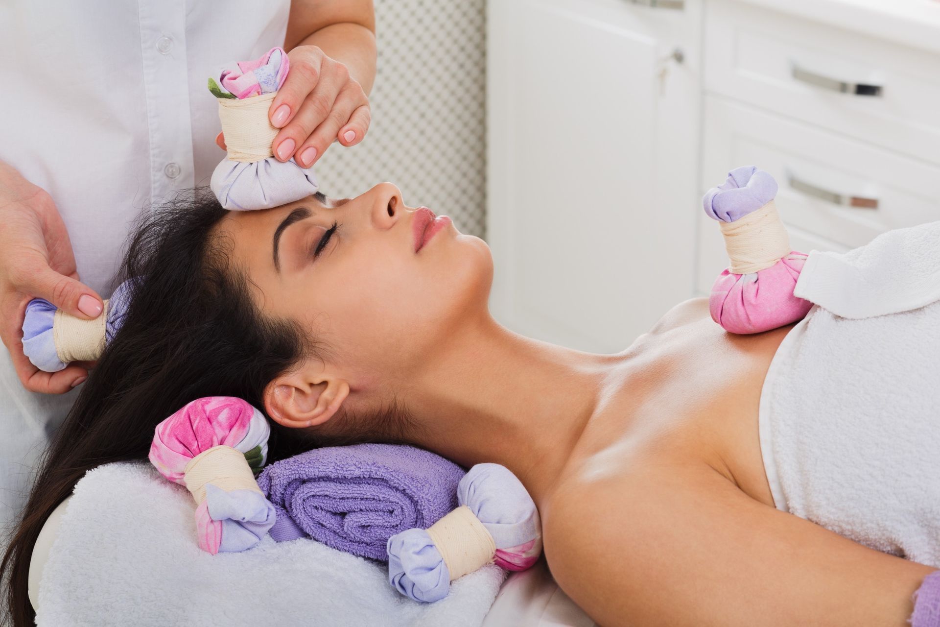 Una mujer está recibiendo un masaje en un spa.