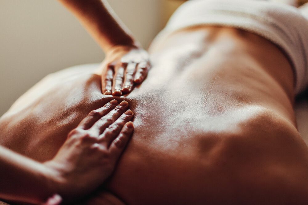 Una mujer está recibiendo un masaje en la espalda en un spa.