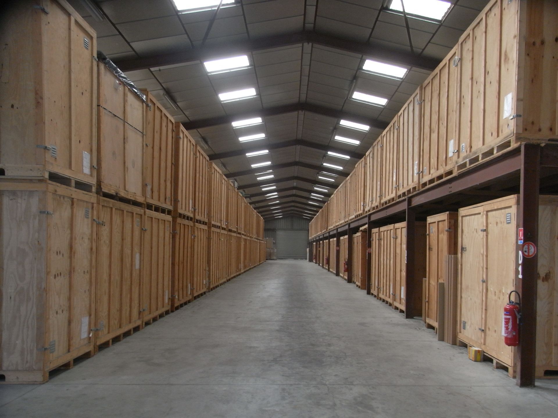 Rangées d'unités de stockage en bois à l'intérieur d'un entrepôt.