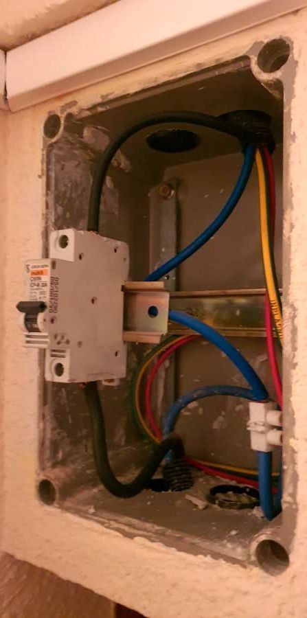 Una caja llena de cables eléctricos y un interruptor.