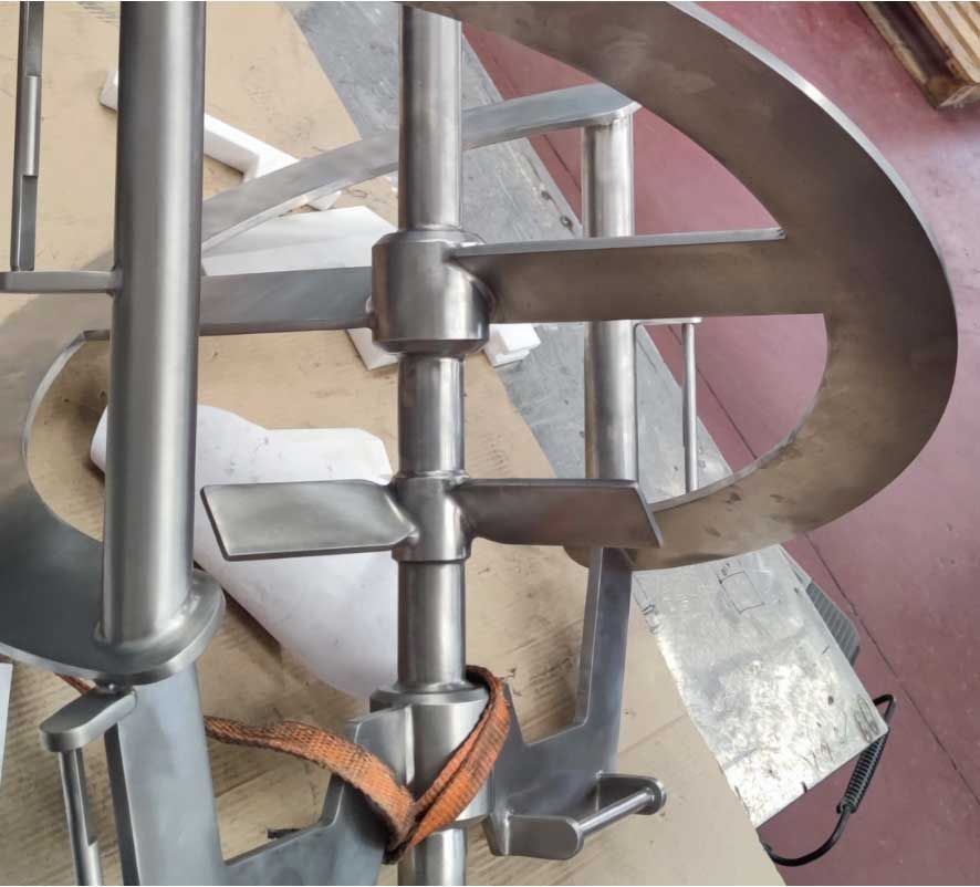 Una batidora de acero inoxidable está sobre una mesa