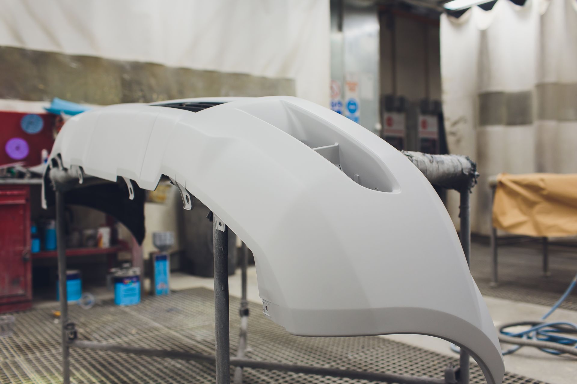 Un élément de carrosserie peint en blanc