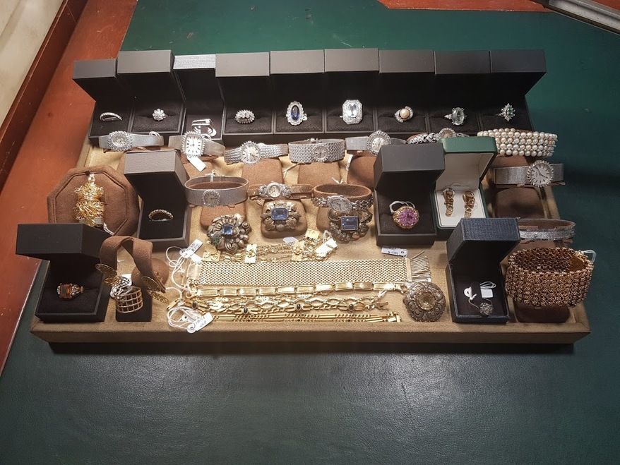 Una exhibición de anillos y pulseras sobre una mesa.