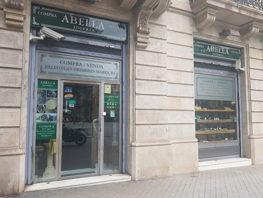 Un escaparate con un cartel que dice Abella.