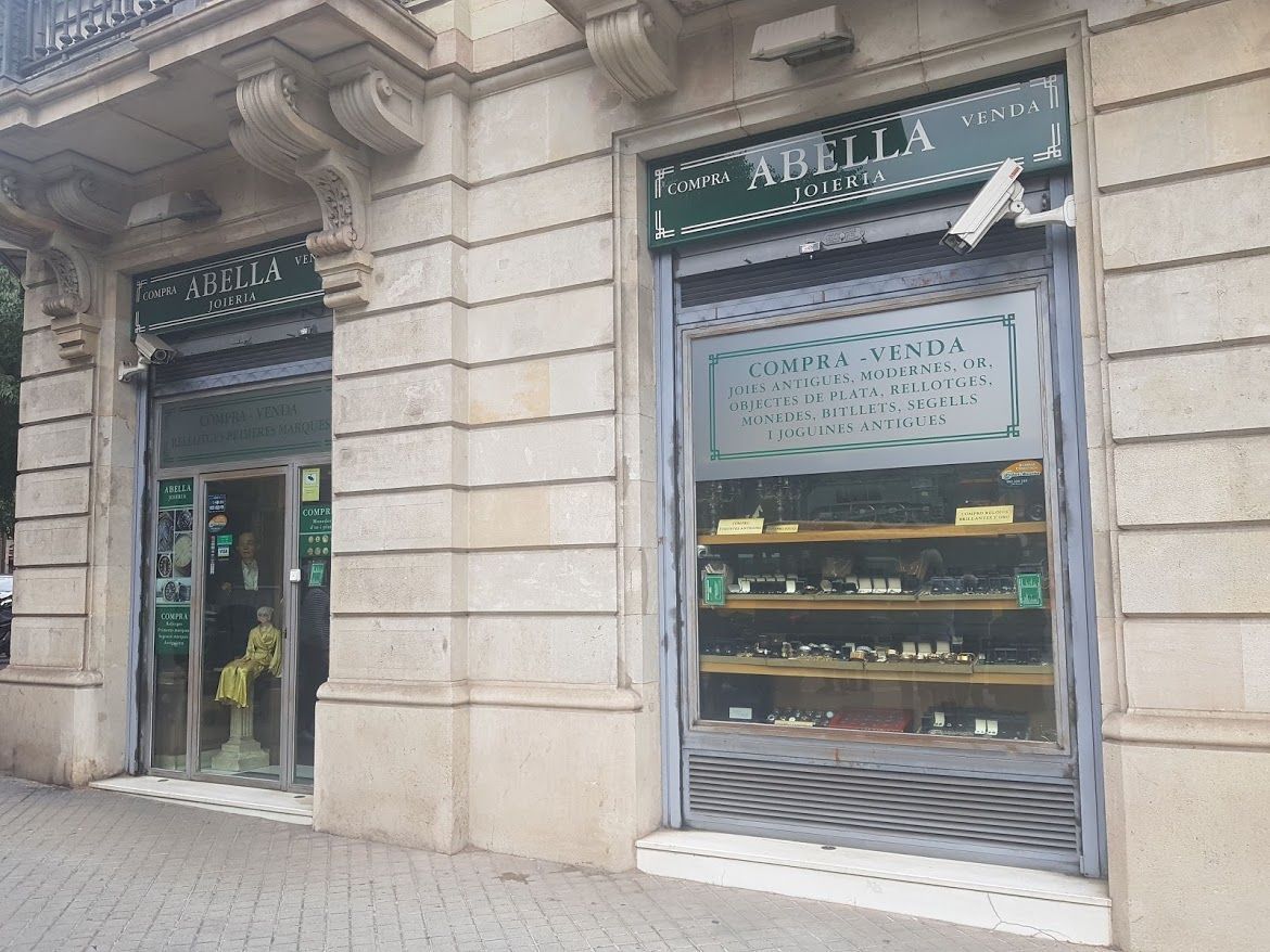 Un escaparate con un cartel que dice 