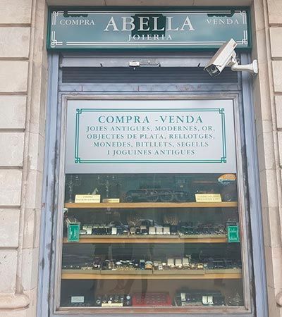 Un escaparate con un cartel que dice compra venta