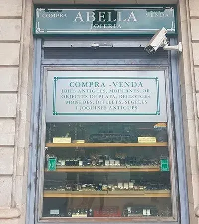 Un escaparate con un cartel que dice compra venta