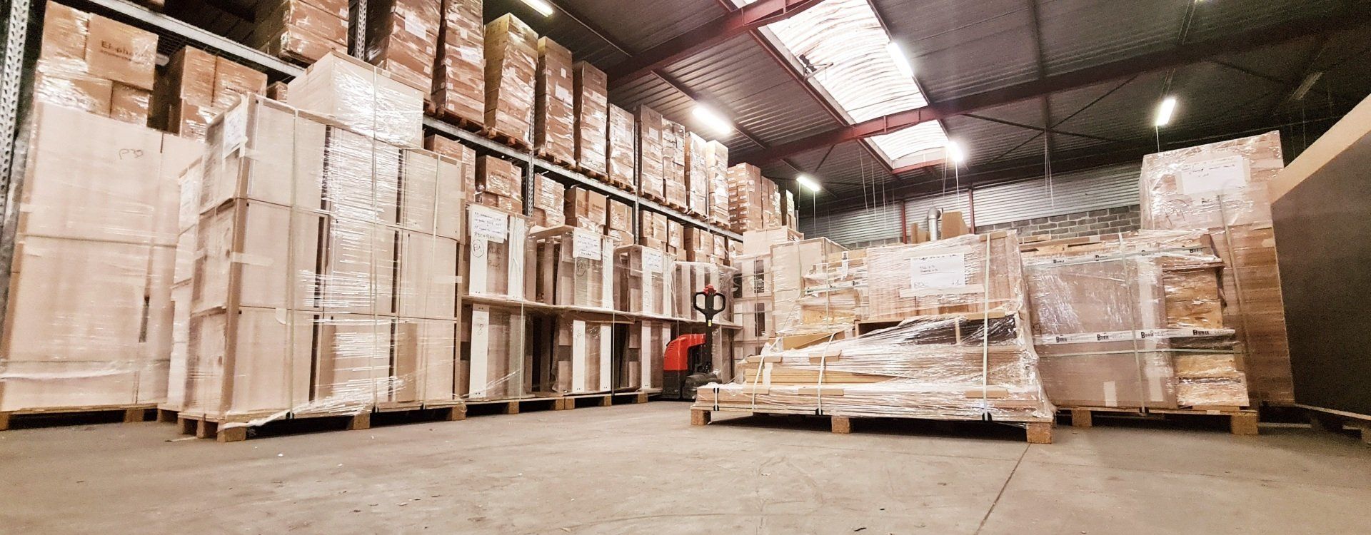 Entrepôt avec de nombreux cartons
