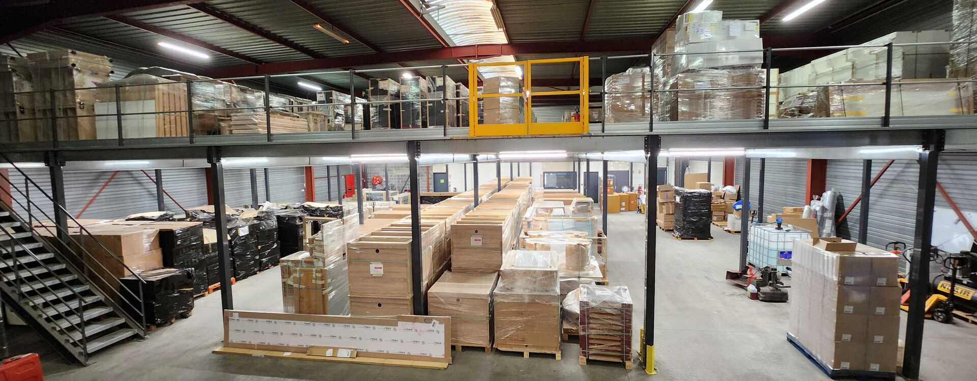 Entrepôt avec de nombreux cartons