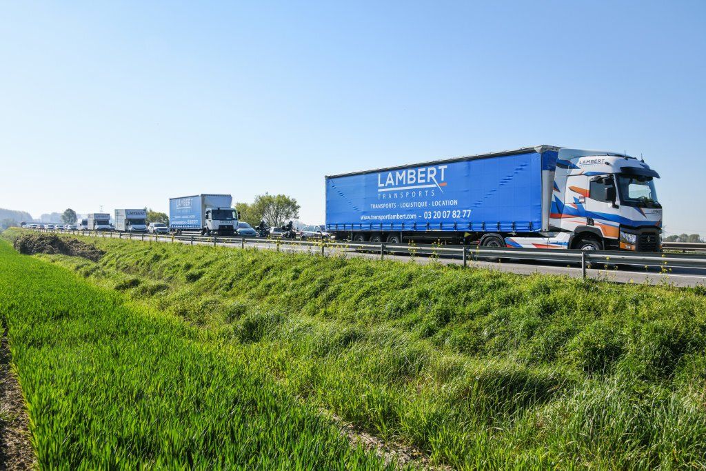 Plusieurs camions sur la route