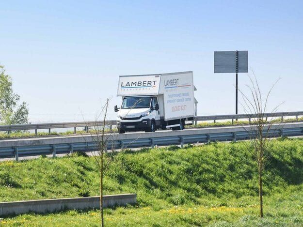 Grosse fourgonnette Transports Lambert sur la route