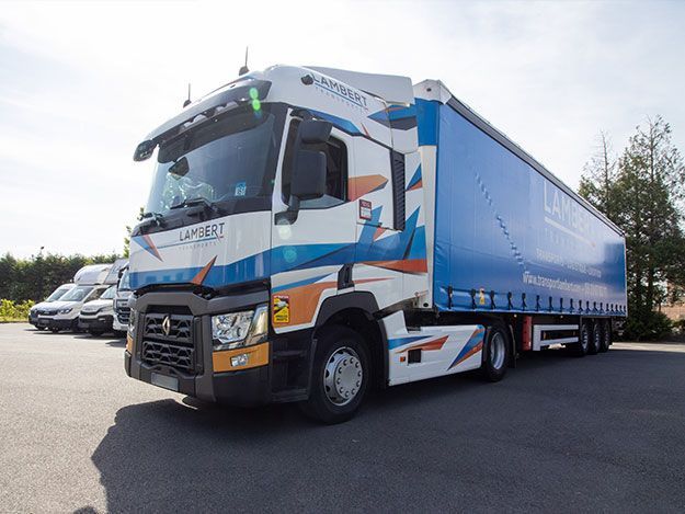 Camion de transport de profil