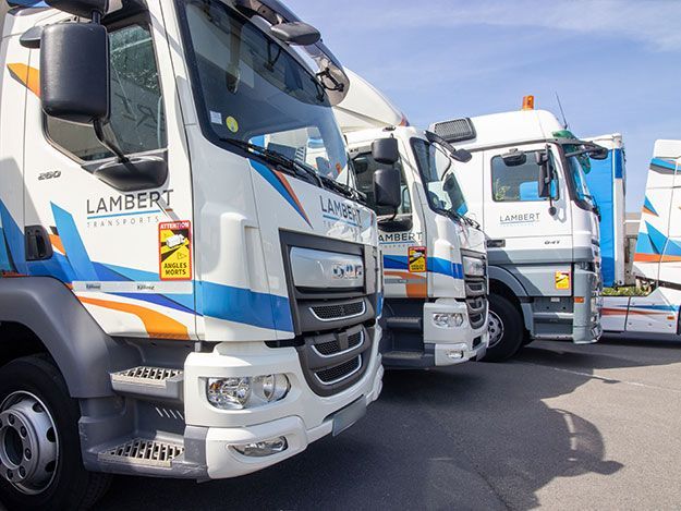 Différents camions de Transports Lamberts de profil