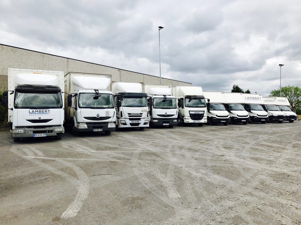 Plusieurs camions sur la route