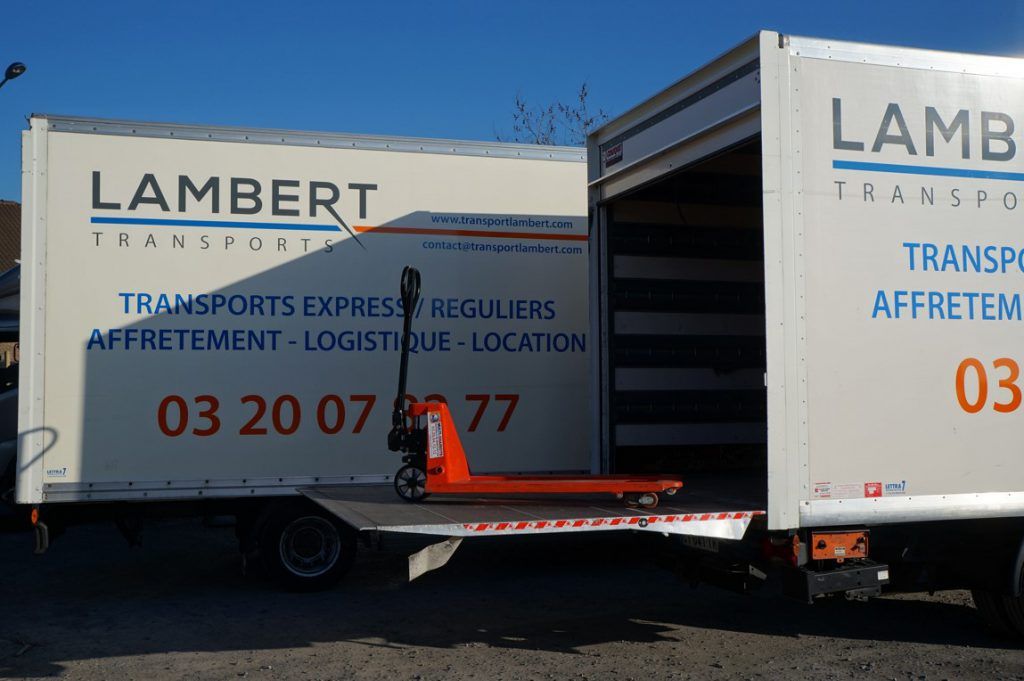 Déchargement d'un camion utilitaire Lambert Transports