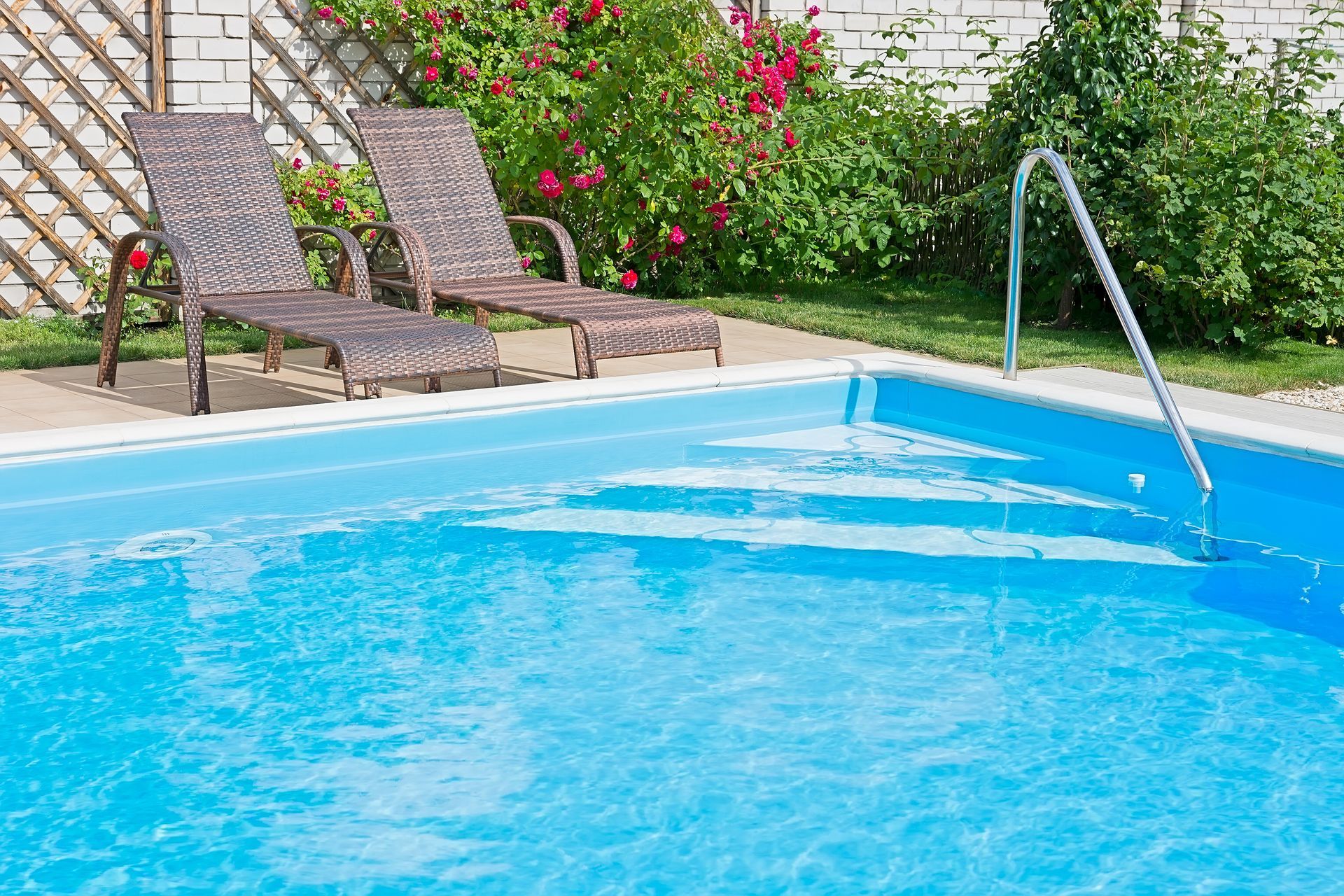 Une piscine creusée avec des marches d'escalier
