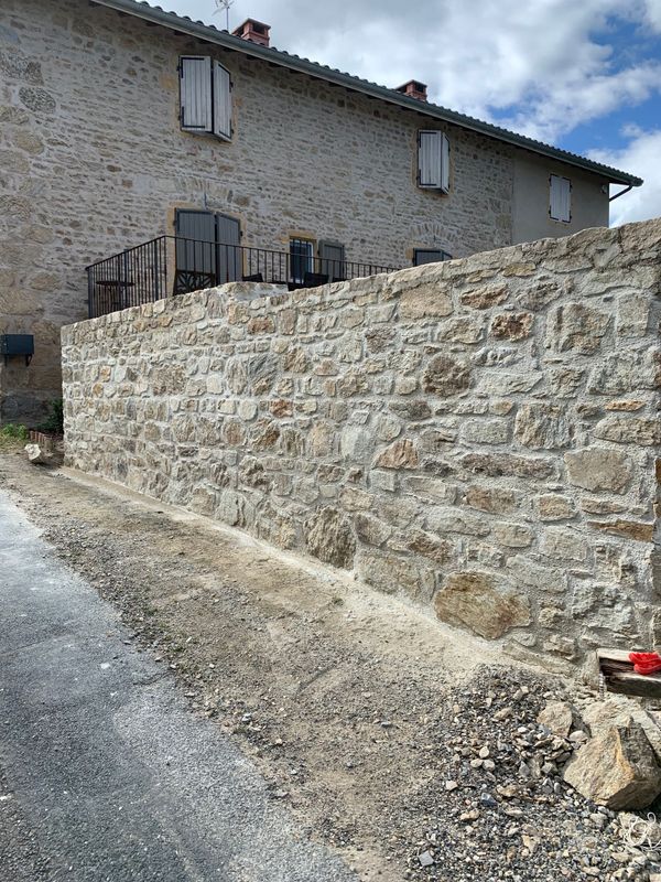 Création d'un puit avec des pierres locales