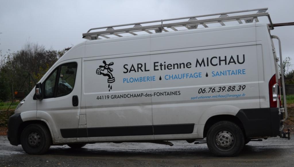 Camion de la Sarl Etienne Michau à Grandchamp-des-Fontaines