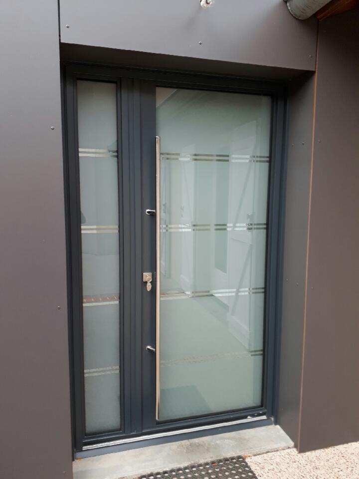 Porte d'entrée contemporaine en aluminium