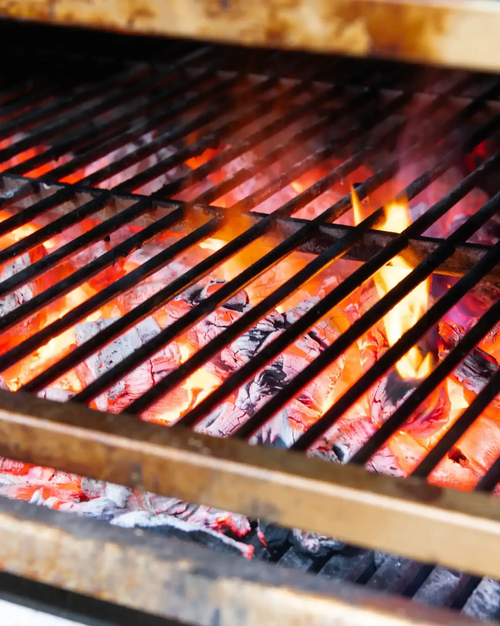 Icono de marcador de posición gris claro con un sol y montañas sobre fondo blanco
