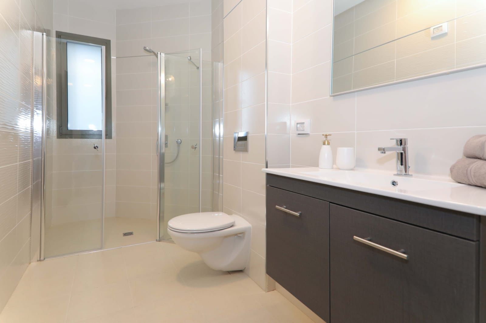 A  big bathroom in a 3 bd apartment 15 mins away walking from the Kotel