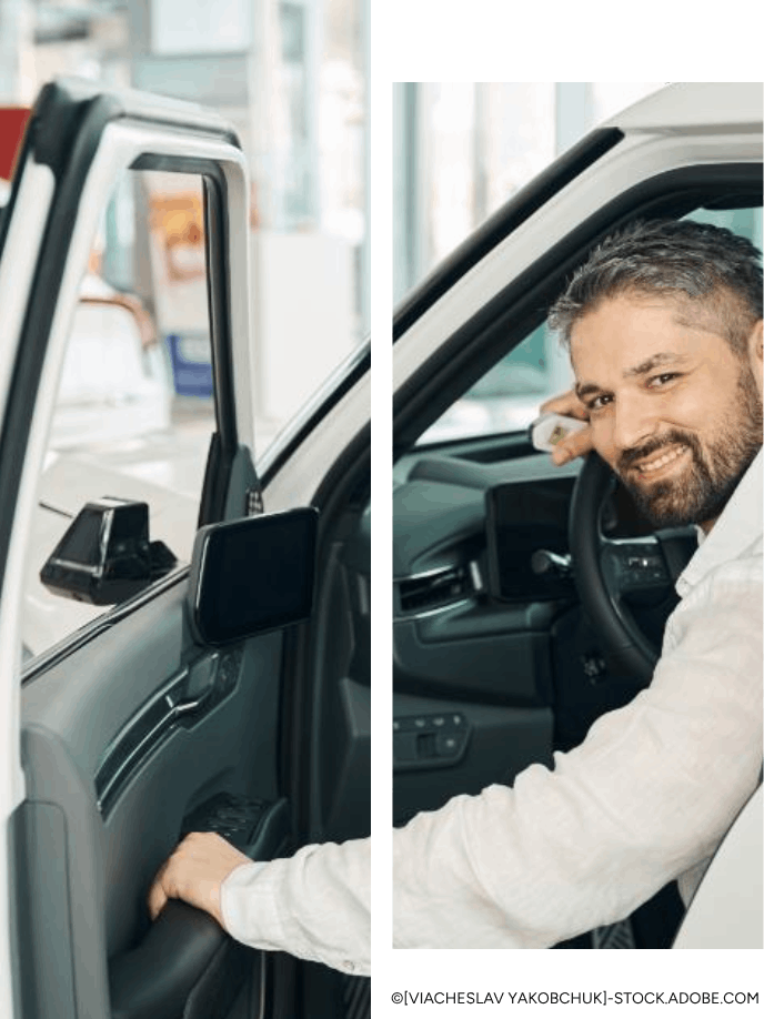 Ein Mann sitzt in einem Auto und öffnet die Tür.