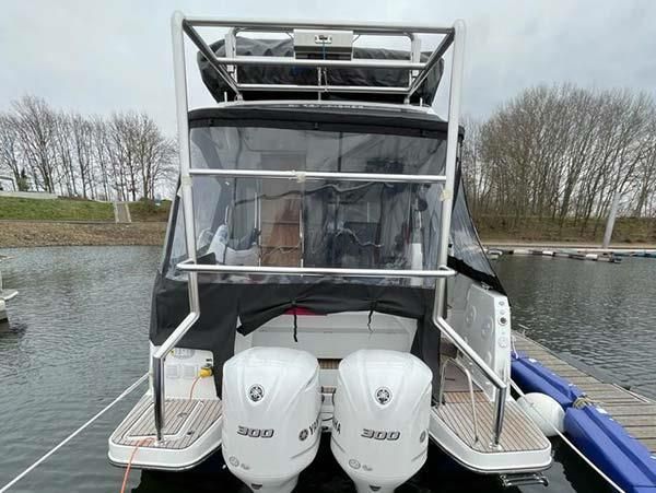 Ein Boot liegt an einem Steg im Wasser.