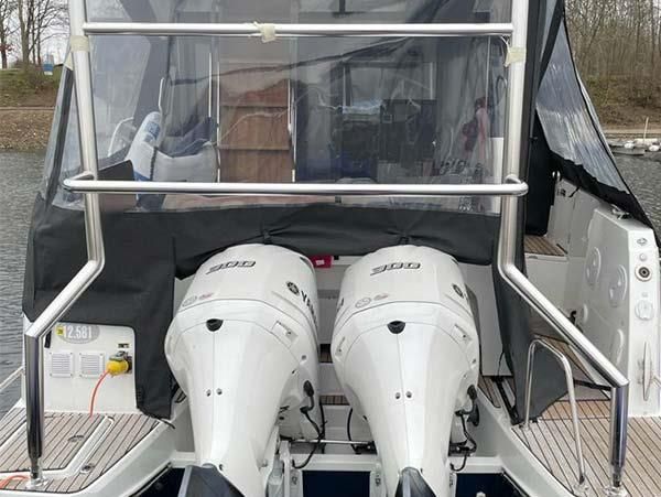 Ein Boot mit zwei Außenbordmotoren auf der Rückseite