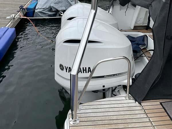 An einem Dock liegt ein Boot mit einem Yamaha-Motor.