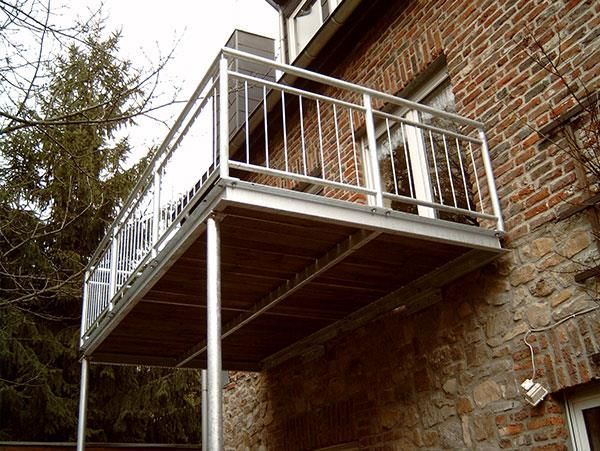 An der Seite eines Backsteingebäudes befindet sich ein Balkon.