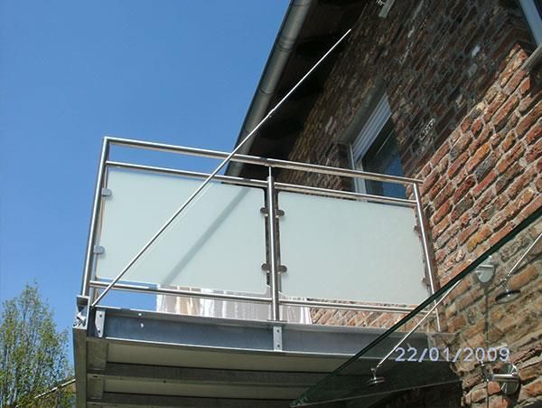 Ein Balkon an der Seite eines Backsteingebäudes wurde am 22.01.2009 aufgenommen