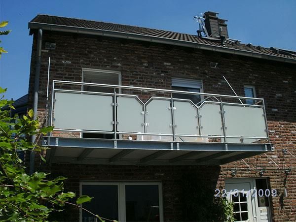 Ein Balkon an der Seite eines Backsteingebäudes