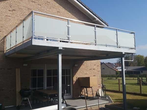 Ein Balkon an der Seite eines Backsteinhauses