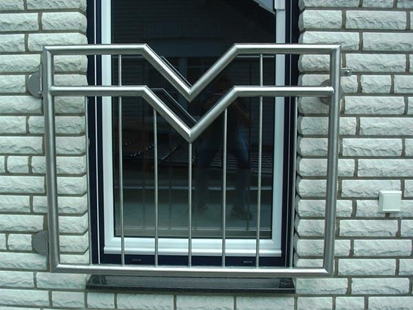Ein Fenster mit einem Edelstahlgeländer