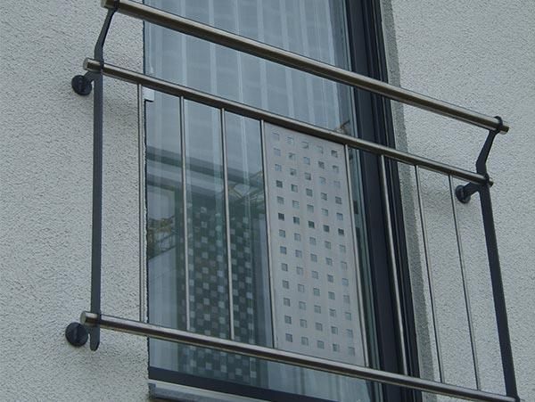 Ein Fenster mit einem Edelstahlgeländer