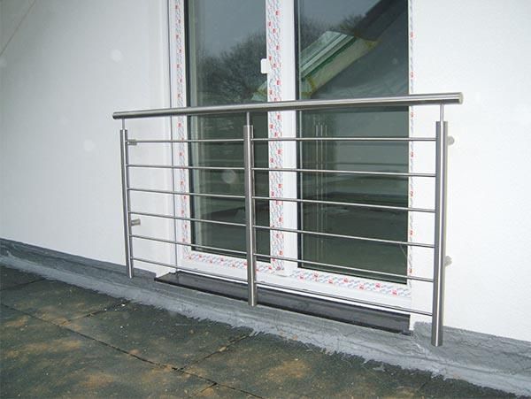 Ein Balkon mit Edelstahlgeländer und Fenster