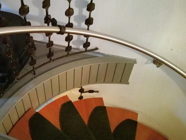 Eine Wendeltreppe mit Metallgeländer und Holzstufen