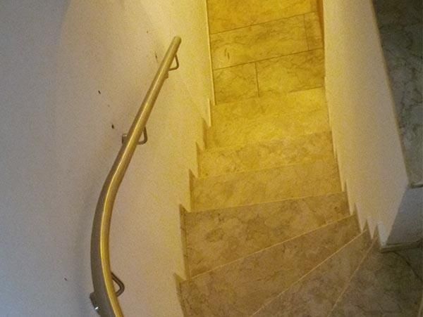 Eine Treppe mit Edelstahlgeländer