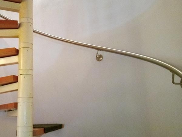 Eine Wendeltreppe mit Holzstufen und einem Metallgeländer