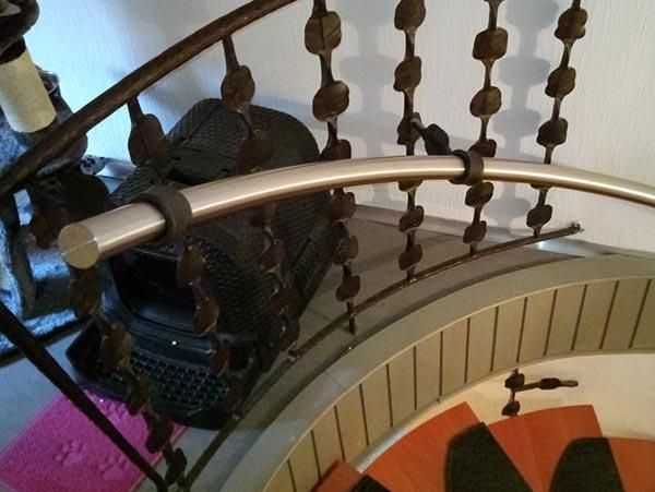 Eine Nahaufnahme einer Wendeltreppe mit einem Metallgeländer