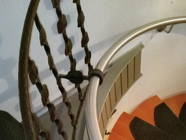 Eine Nahaufnahme einer Wendeltreppe mit einem Metallgeländer
